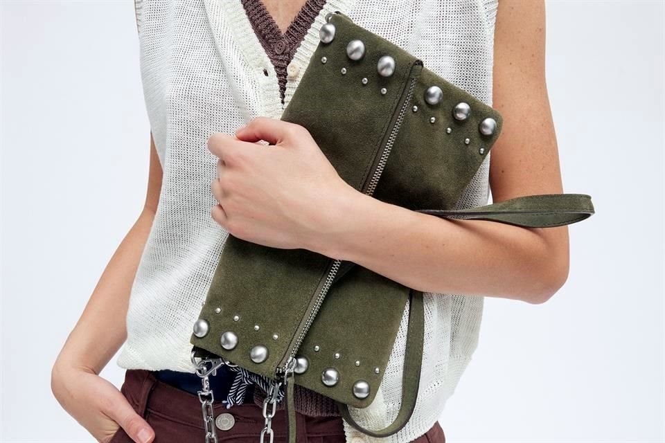 Cartera verde olivo con tachuelas, sello característico de la marca.