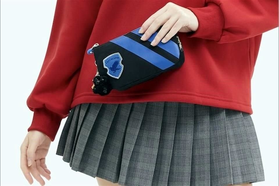 Bolsos alusivos a las cuatro escuelas de magia forman parte de la línea.
