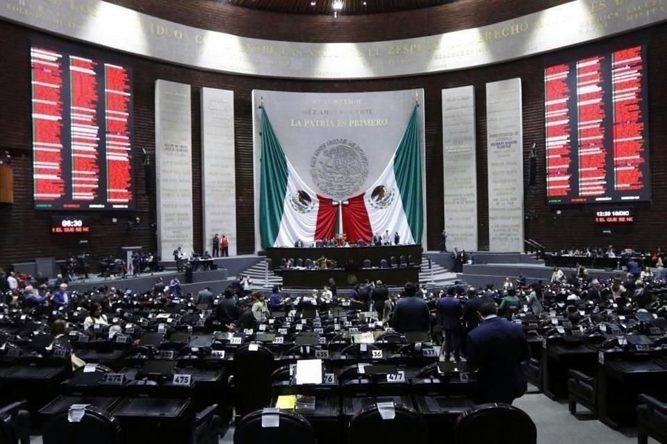 Diputados de Morena analizan aplazar una semana la votación de la reforma sobre la desaparición de órganos autónomos como el INAI y la CRE.