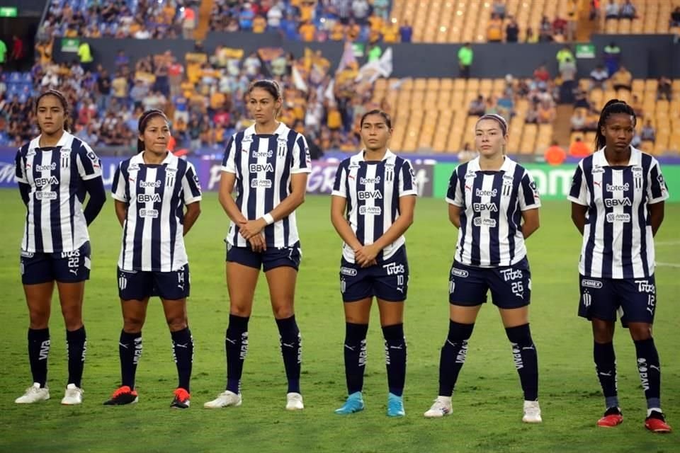 Katty Martínez enfrentó por primera vez a Tigres Femenil, vistiendo el jersey de Rayadas.