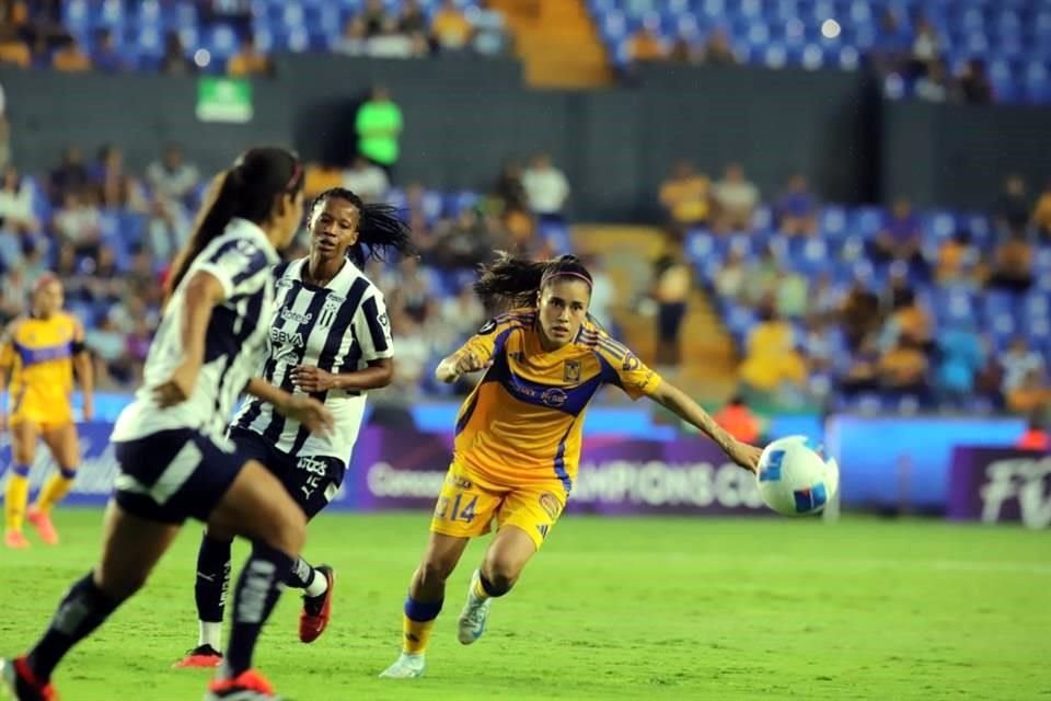 Desde los primeros minutos, Tigres Femenil se adueñó del partido.