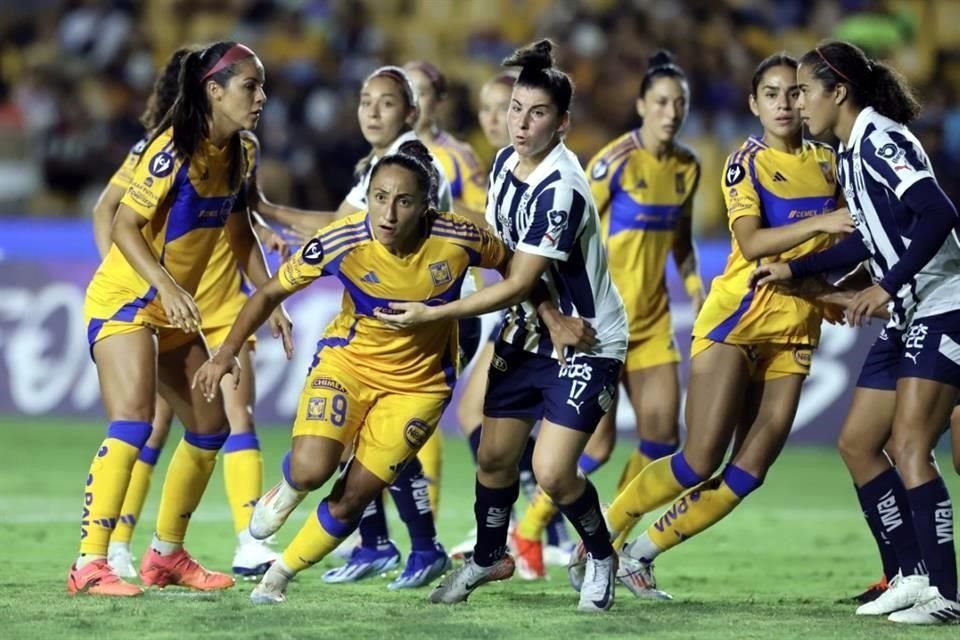 La mayor parte del partido fue dominio de Tigres. Rayadas poco llegó al arco felino.