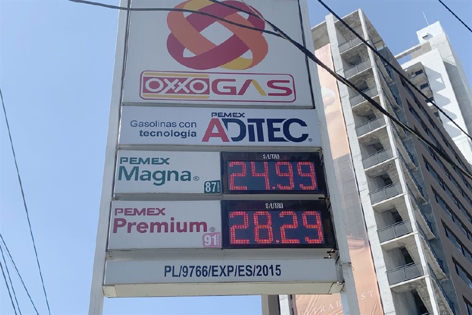 Precios de ayer en una gasolinera de Garza Sada y 2 de Abril, en Monterrey.