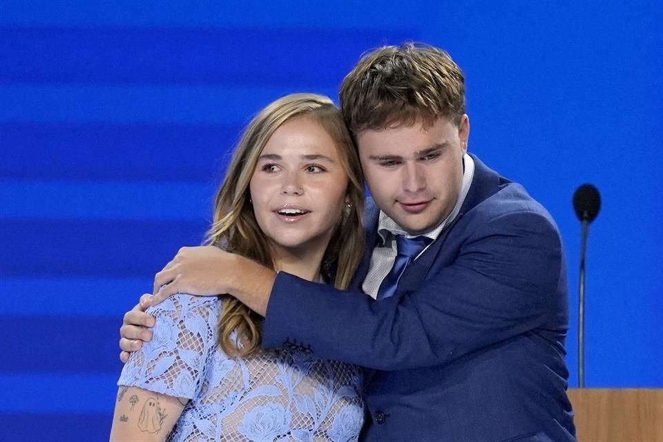 Hope y Gus Walz se abrazan en el escenario de la Convención Nacional Demócrata.