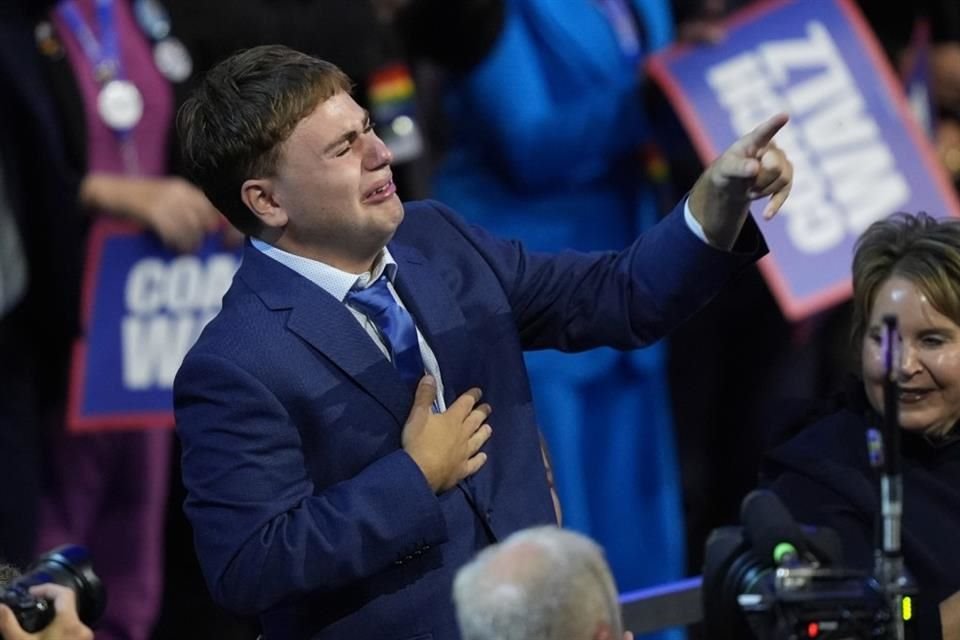 Gus Walz durante el discurso de su padre, Tim, en la Convención Nacional Demócrata, el 21 de agosto del 2024.