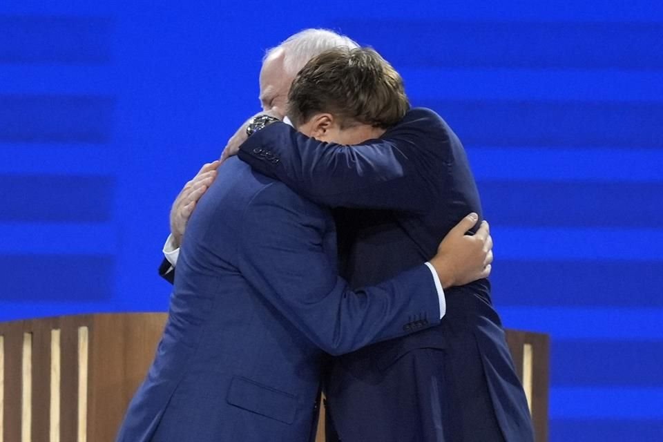 El candidato a la Vicepresidencia de EU, Tim Walz, abraza a su hijo tras su discurso en la Convención Nacional Demócrata, el 21 de agosto del 2024.