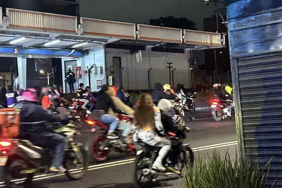 Usuarios reportaron que a su paso por Calzada de Tlalpan, algunos motociclistas no portaban medidas de seguridad.