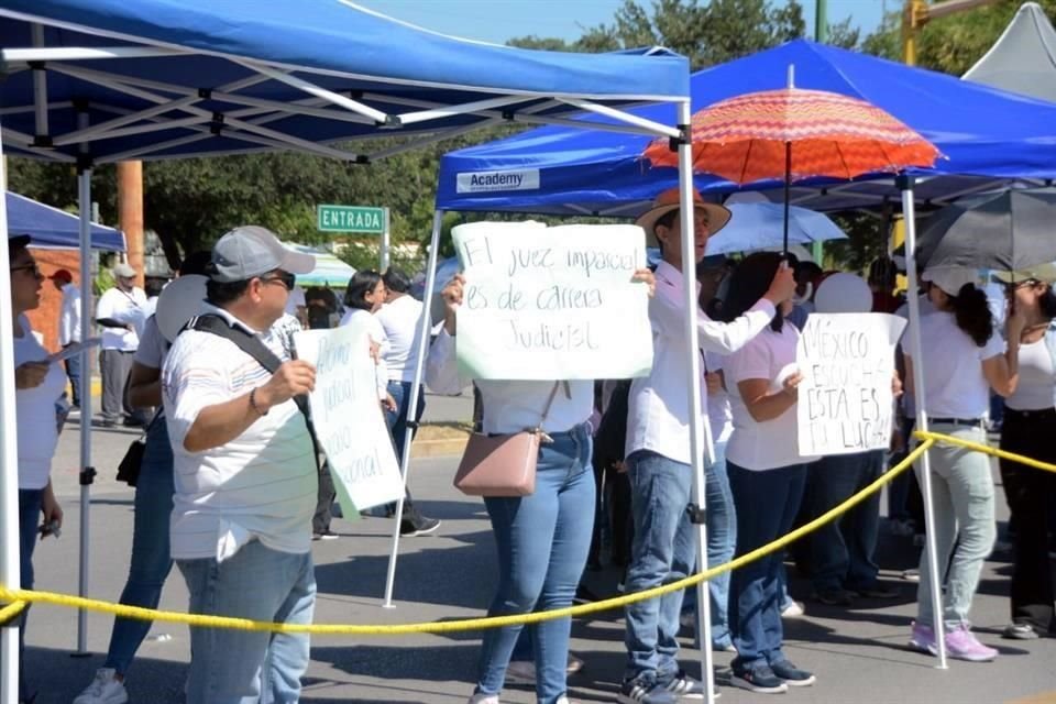 Durante la protesta lanzaron consignas en defensa de sus derechos.