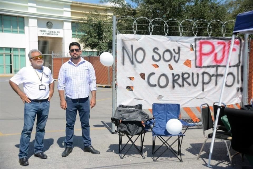 Durante la protesta lanzaron consignas en defensa de sus derechos.