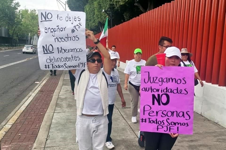 Trabajadores del Poder Judicial protestan en la Cámara de Diputados.