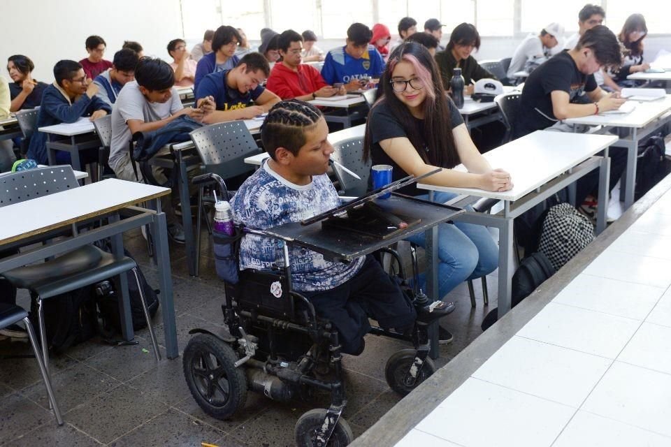 Yerán estudia Ingeniería Eléctrica Electrónica en la UNAM.