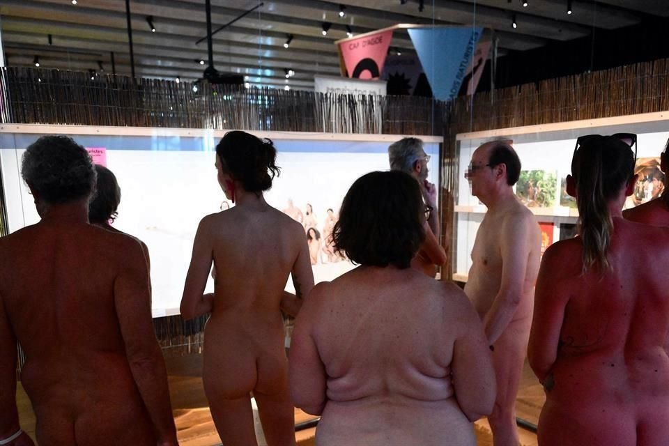 'Paraísos naturistas' cuenta con más de 600 elementos, entre pinturas, fotografías, grabaciones, esculturas, revistas y otros objetos.