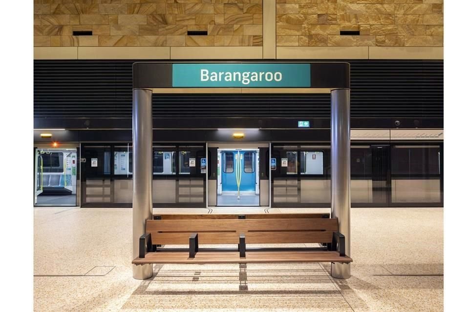 La estación de Barangaroo tiene dos entradas independientes y el andén está situado aproximadamente a 20 metros por debajo del nivel de la calle.