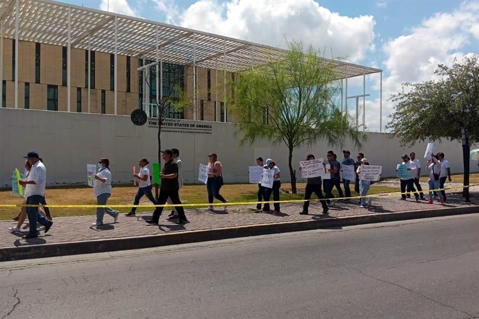 Trabajadores del Poder Judicial marcharon frente al Consulado de EU en Matamoros.