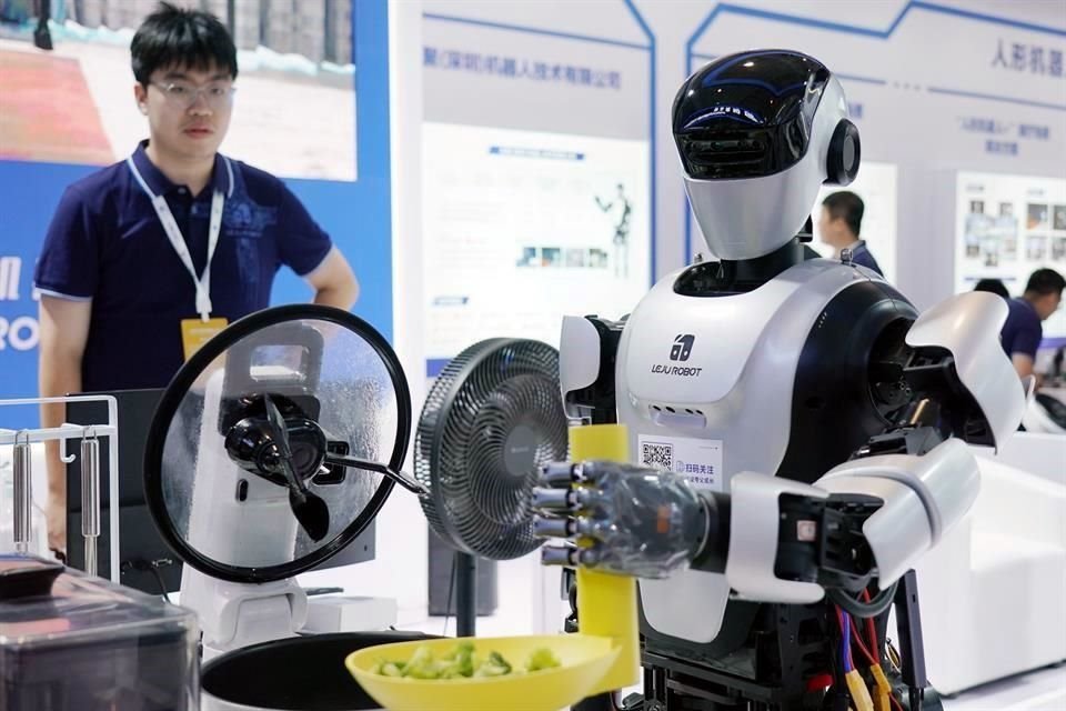 Un robot humanoide demuestra habilidades culinarias durante la Conferencia Mundial de Robots 2024, en Beijing, China.