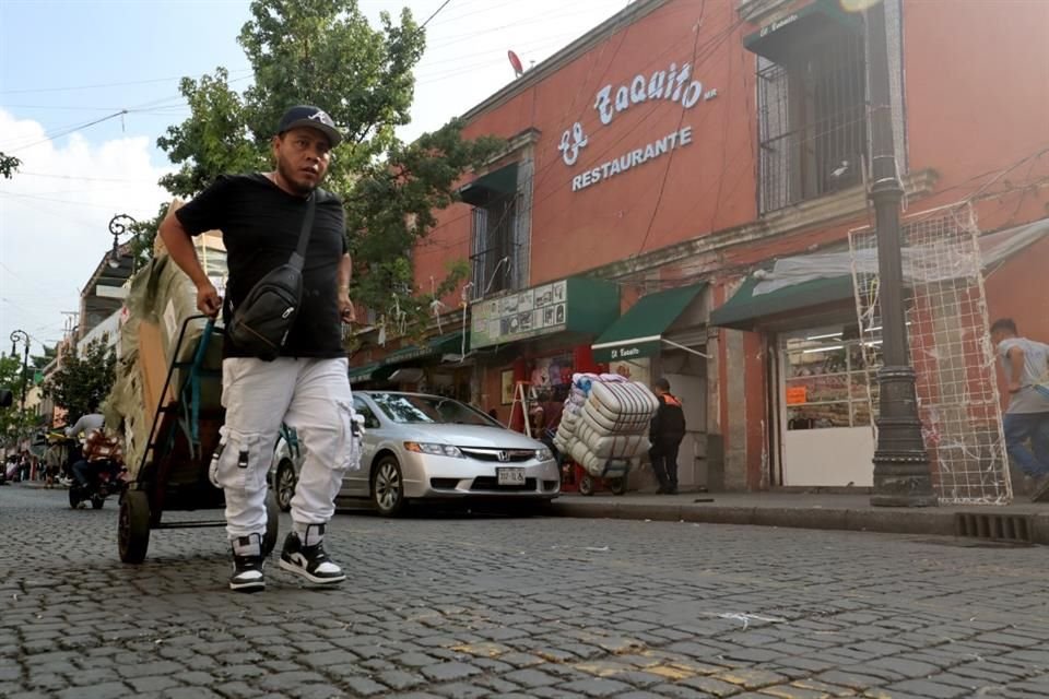 A pesar de sobresalir por el enorme letrero de 'El Taquito', llegar al restaurante se ha vuelto cada vez más complicado, pues las banquetas están repletas de mercancía.