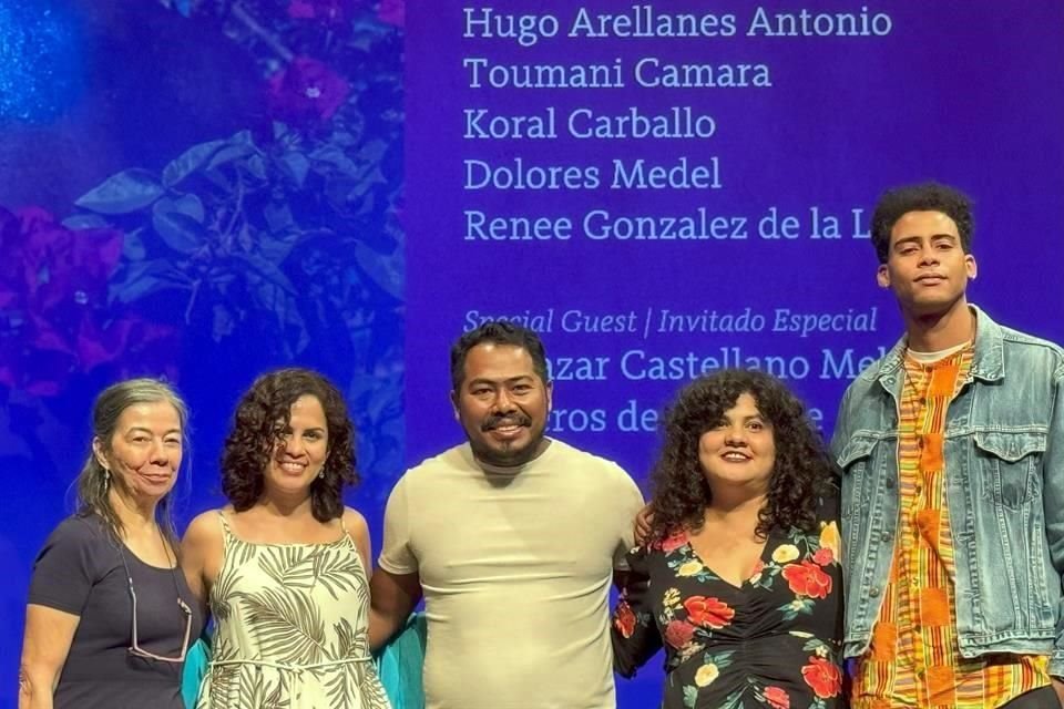 Renée Gonzalez de la Lama, de COMEXUS, junto a los artistas Dolores Medel, Hugo Arellanes Antonio, Koral Carballo y Toumani Camara.