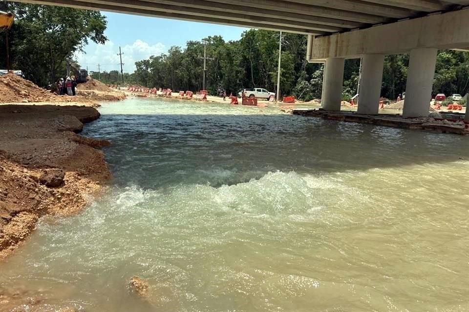 ICA notificó que golpearon y partieron una tubería de 30 pulgadas o 76 centímetros.