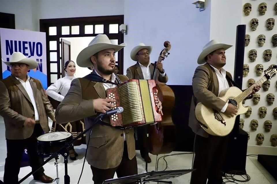 En el primer día del festival Nuevo León en Los Pinos, el acordeón y la tarola marcaron el ritmo del encuentro.