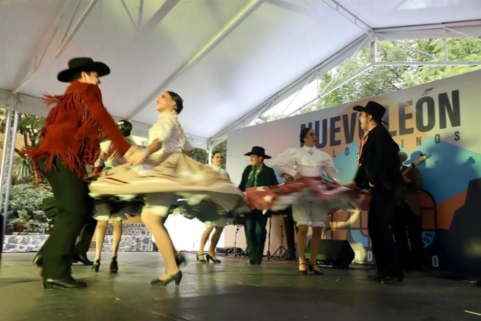 La Compañía Titular de Danza Folklórica de la UANL puso el zapateado e invitó al público a sumarse al baile.