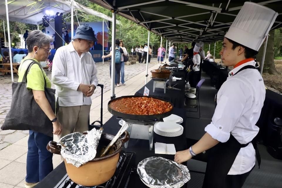 Estudiantes del Instituto Culinario de Monterrey (ICMAC) atendieron a los asistentes de la muestra gastronómica 'Sabores de Nuevo León'.