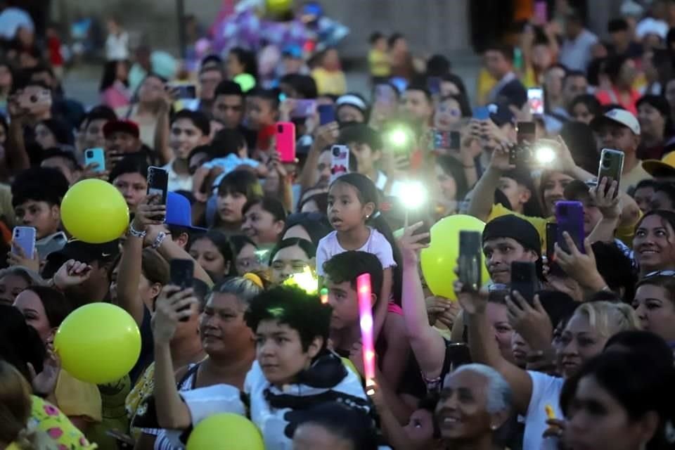 Miles de personas acudieron a la Plaza de la República para apoyar al comediante, Mario Bezares, quien participa en el reality La Casa de los Famosos.