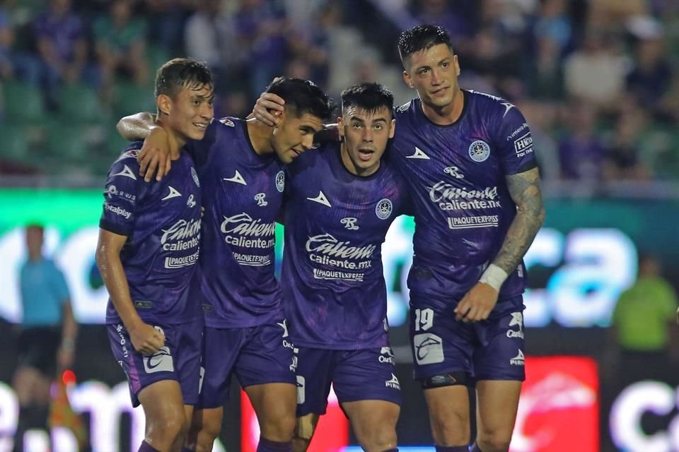 El Mazatlán consiguió su primer triunfo del torneo con un contundente 3-0 en casa sobre el Pachuca, equipo que recibió dos tarjetas rojas.