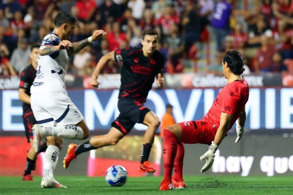 Brandon Vázquez elude al portero Antonio Rodríguez, para anotar el segundo gol del Monterrey.