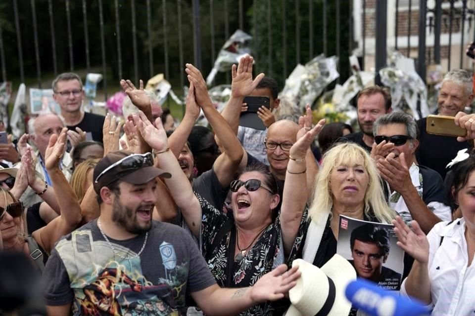 Cientos de personas cantando en tributo a Delon.