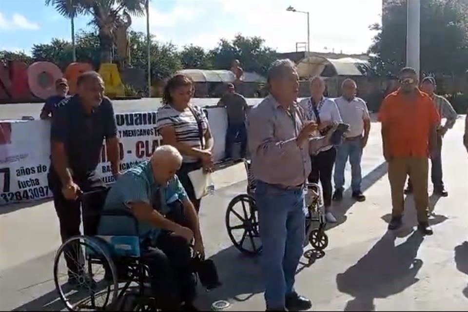 Esparza, rodeado de compañeros, algunos en sillas de ruedas, puntualizó que este domingo volverán a realizar el plantón por la mañana para invitar a más afectados a la lucha.