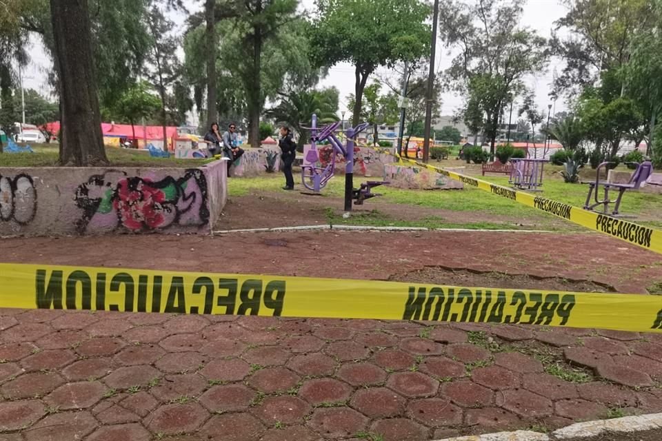 Una vez que el cadáver fue levantado por peritos, solo una agente de la Secretaría de Seguridad Ciudadana resguardó la zona.