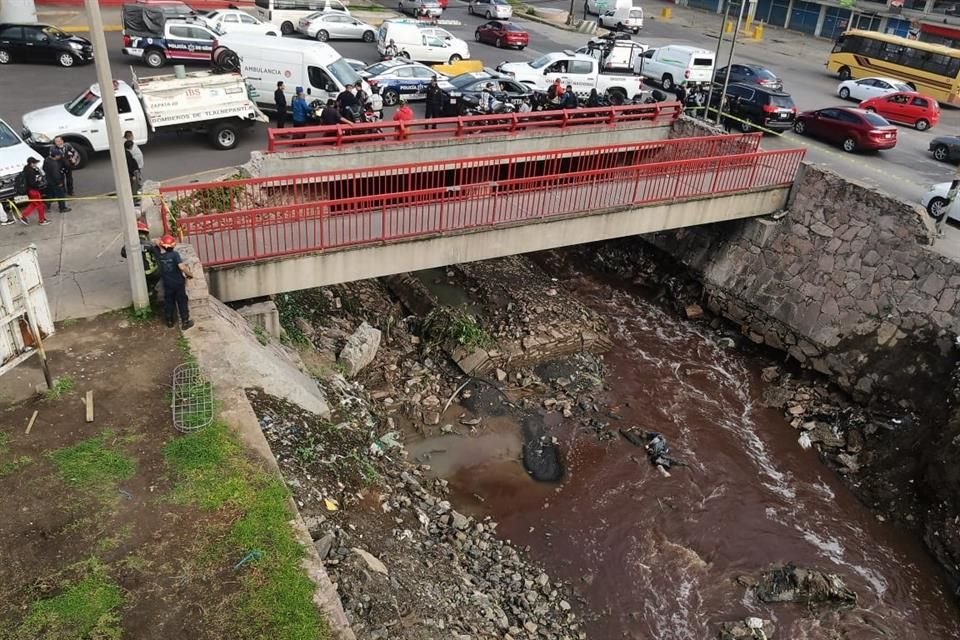 El cadáver de un hombre fue hallado en el canal de Río de los Remedios, en San Bartolo Tenayuca, Municipio de Tlalnepantla.