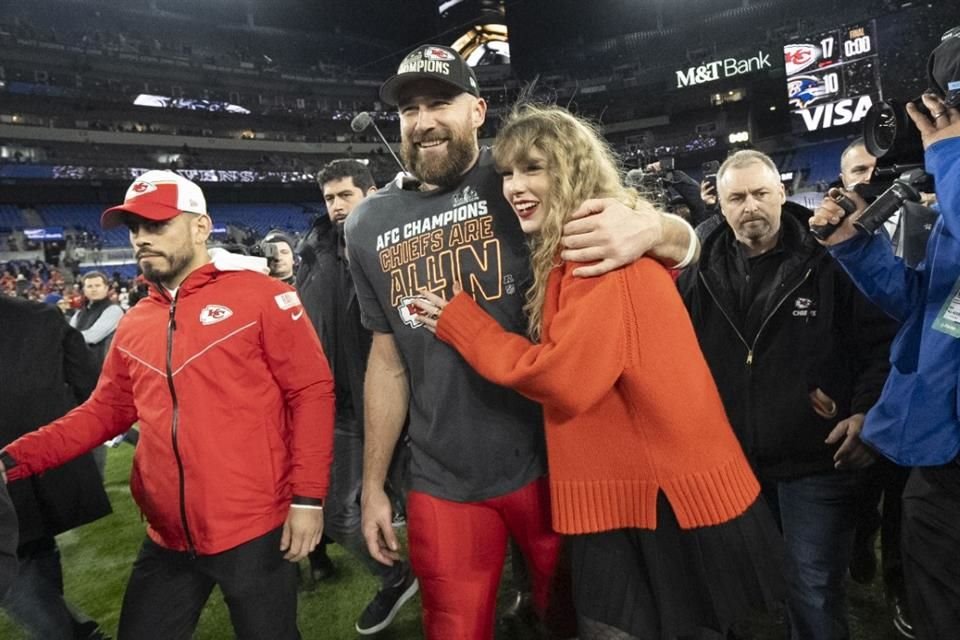 Taylor Swift y Travis Kelce disfrutaron unas vacaciones románticas en mansión de 17 mdd en Rhode Island, en compañía de amigos y familiares.