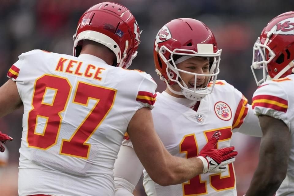 Patrick Mahomes, su esposa Brittany; el hermano de Travis, Jason Kelce y su esposa Kylie, fueron vistos en el balcón de la gran propiedad.