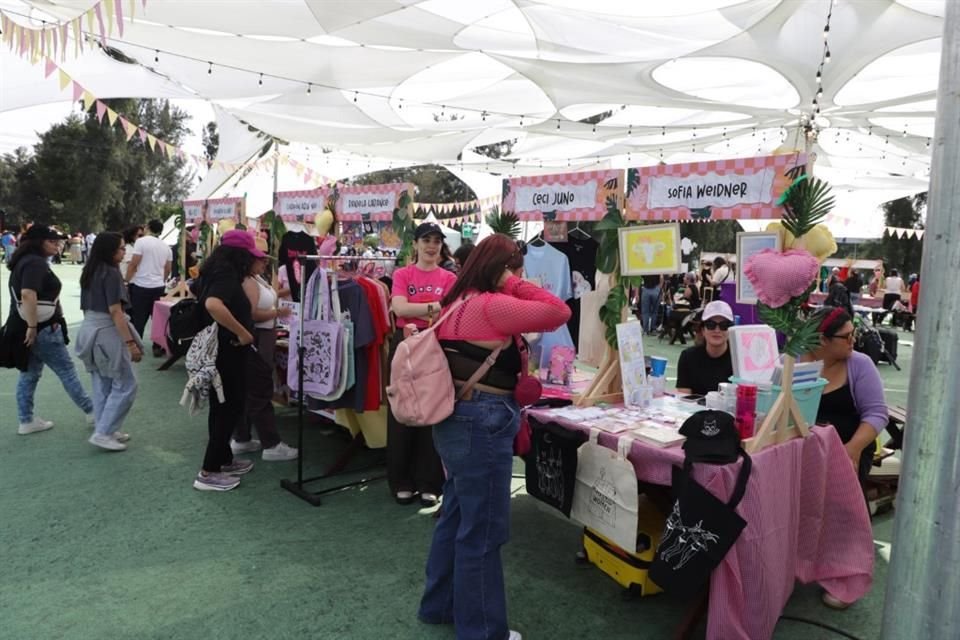 Dentro del recinto se ubican más stands donde venden estampas, tote bags, ropa, tazas, ¡y más!