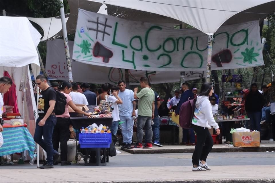 En el cruce de Hidalgo y Paseo de la Reforma, el comercio de estupefacientes ocurre incluso frente a elementos de la SSC.