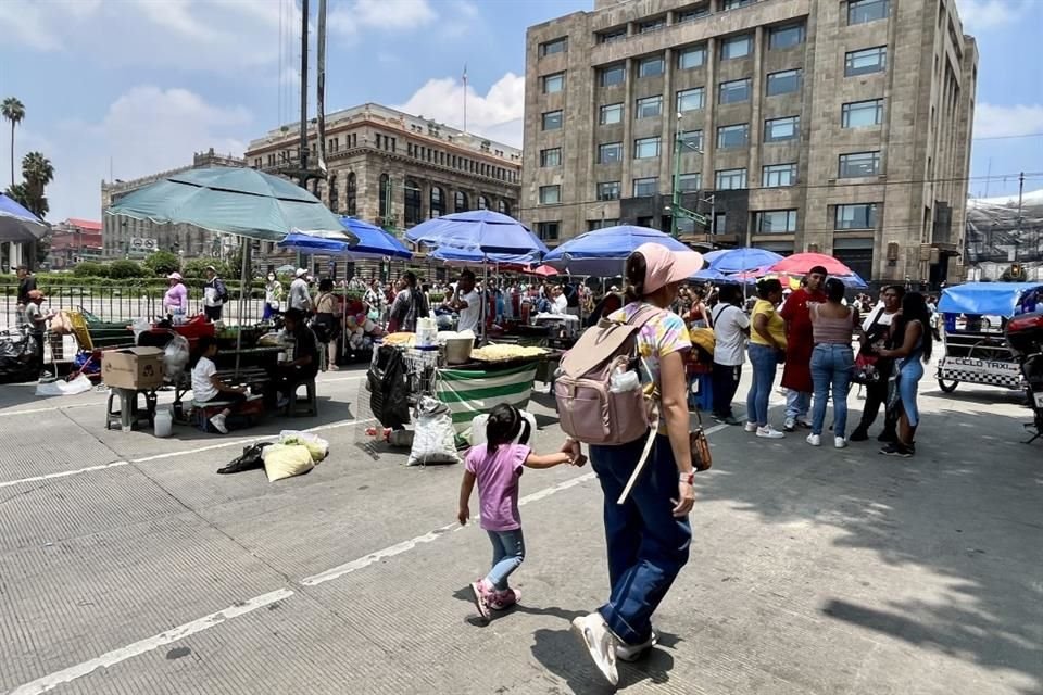 Desde mediados de julio, la zona de la Alameda y Bella Artes permanece cercada, por lo que el ambulantaje ahora ocupa Avenida Juárez.