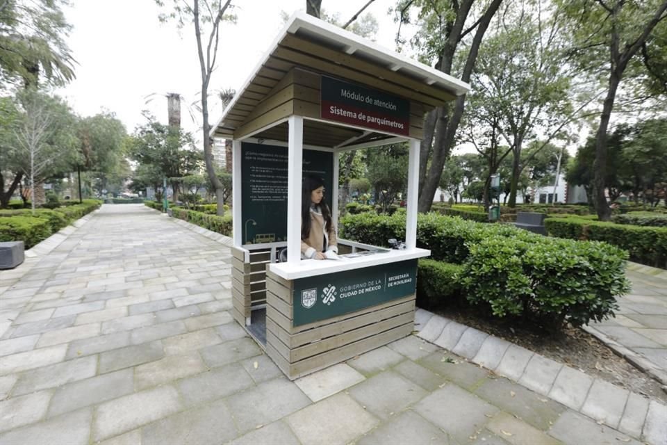 La Semovi instaló módulos informativos sobre los parquímetros en los parques Tlacoquemécatl y San Lorenzo. 