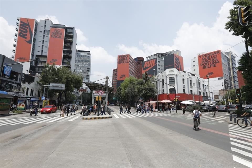 En edificios contiguos a la Roma e Hipódromo hay seis lonas publicitarias de gran formato. 