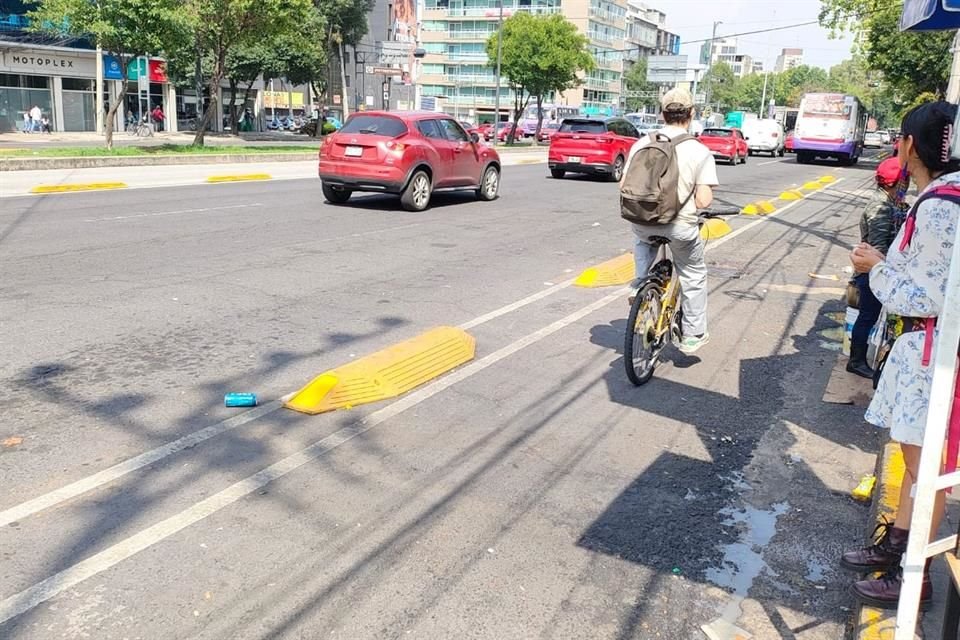 Usuarios de la ciclovía de Avenida Benjamín Franklin señalaron que persiste invasión, pese a la reciente remodelación. 