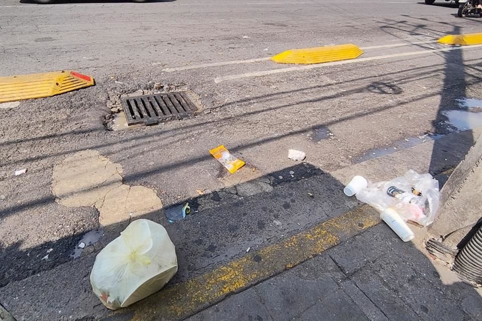 Durante las lluvias, coladeras mal colocadas son un problema para los usuarios, poniéndolos en riesgo. 