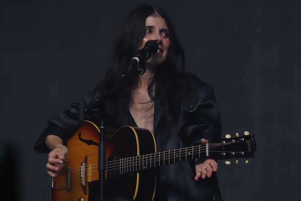 El tercer escenario del festival Hera le quedó pequeño a Ely Guerra, quien recibió a grandes y chicos para hacerles un recorrido por los temas de su carrera en el rock.