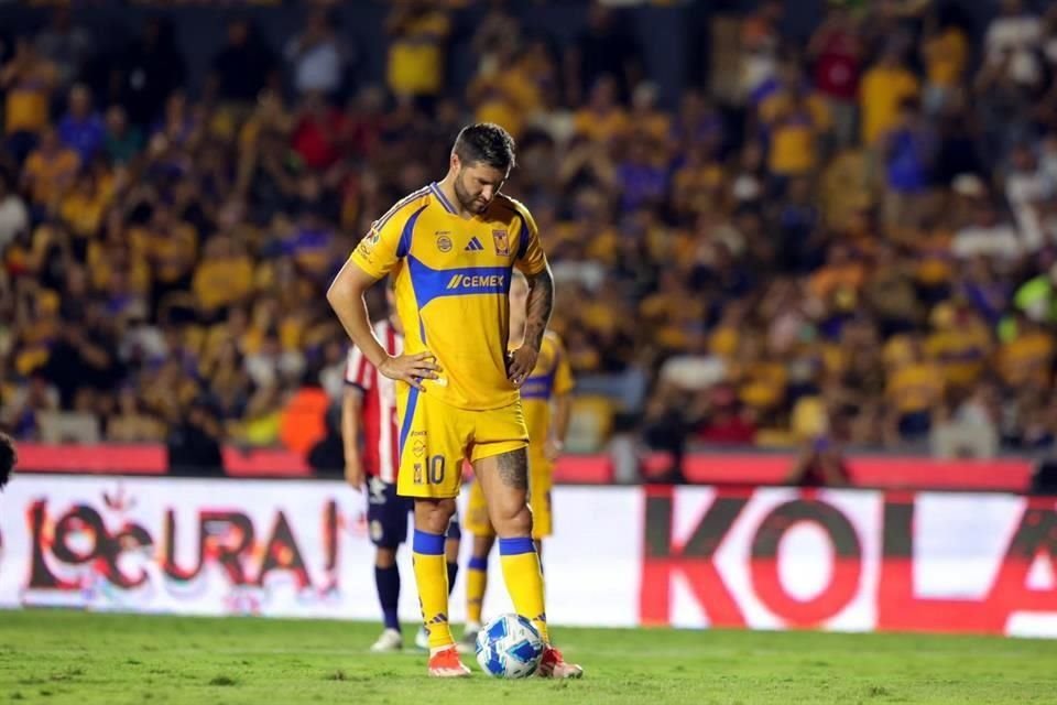 Gignac falló un penalti casi al final del primer tiempo.