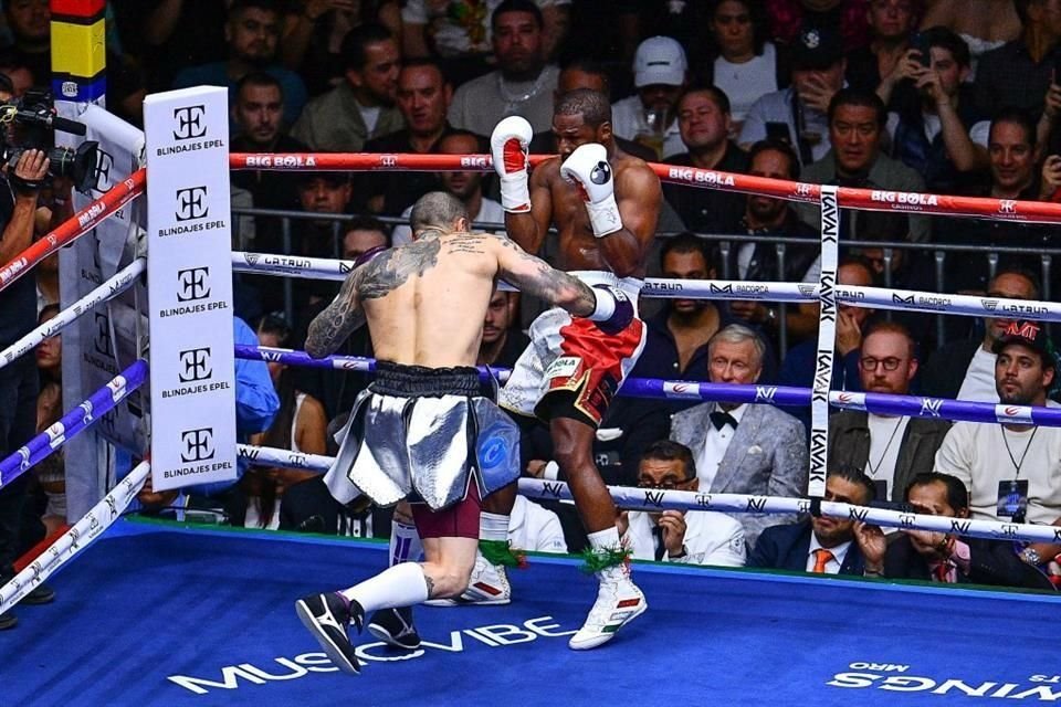 Floyd Mayweather Jr. ganó en México.