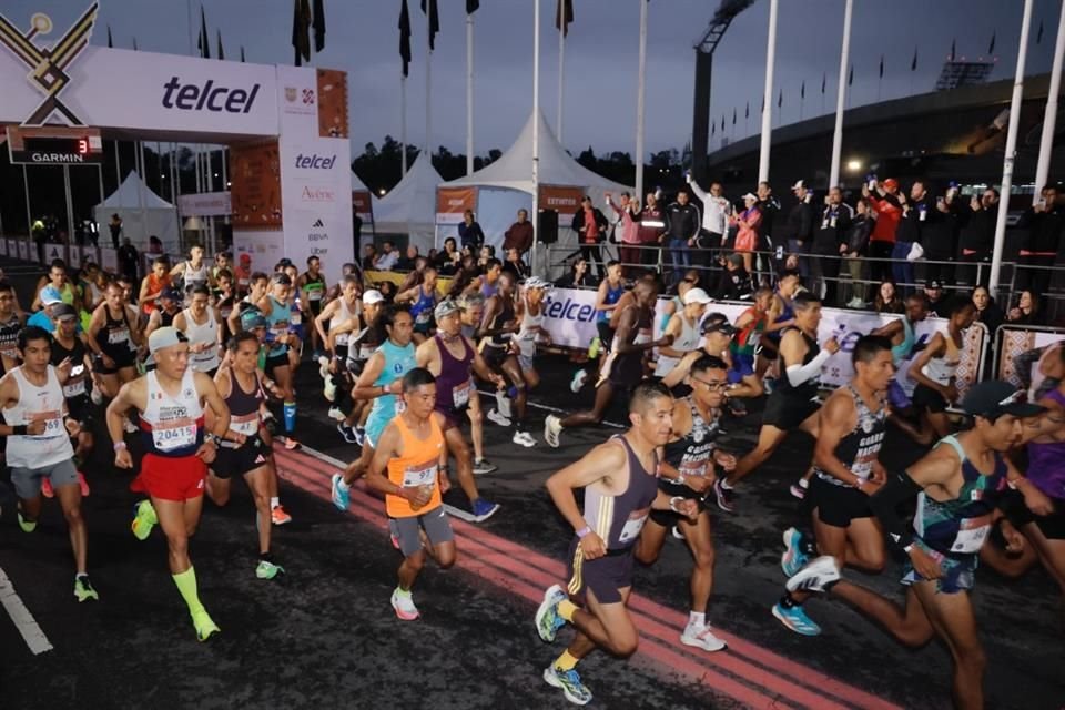 Salida de competidores en el XLI Maratón de la Ciudad de México frente al Estadio Olímpico Universitario.