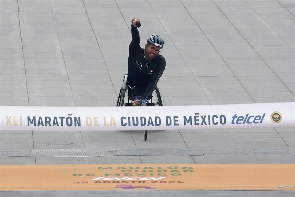 El mexicano Fernando Sánchez Navarro cruzó primero la meta en categoría de silla de ruedas.