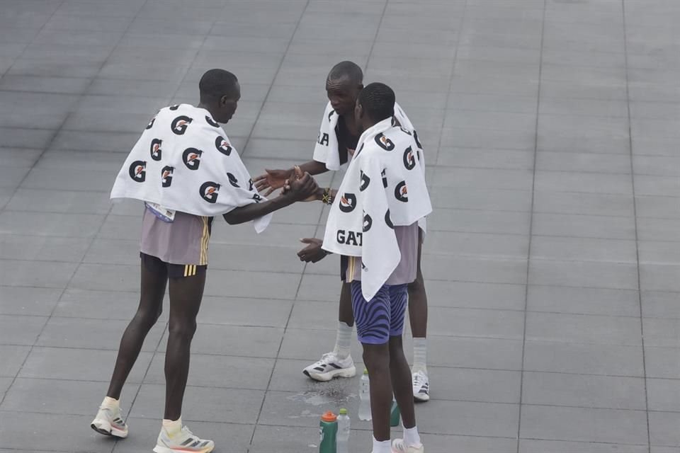 Los kenianos reconociéndose por su esfuerzo en el Maratón que dominaron.