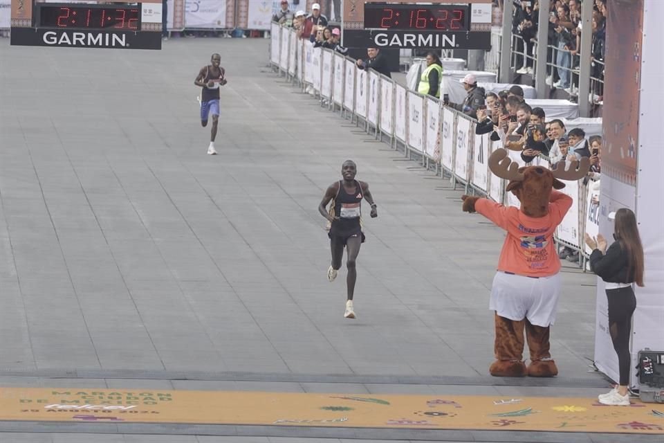 Leonard Langat, con un mejor cierre, y Cheruiyot hicieron el 2-3.