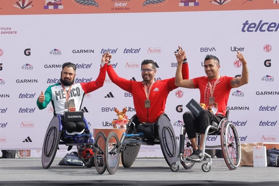 Los mexicanos Fernando Sánchez Navarro (centro, primer lugar) Gonzalo Valdovinos (izquierda, segundo lugar) y Marco Antonio Caballero (derecha, tercer lugar).