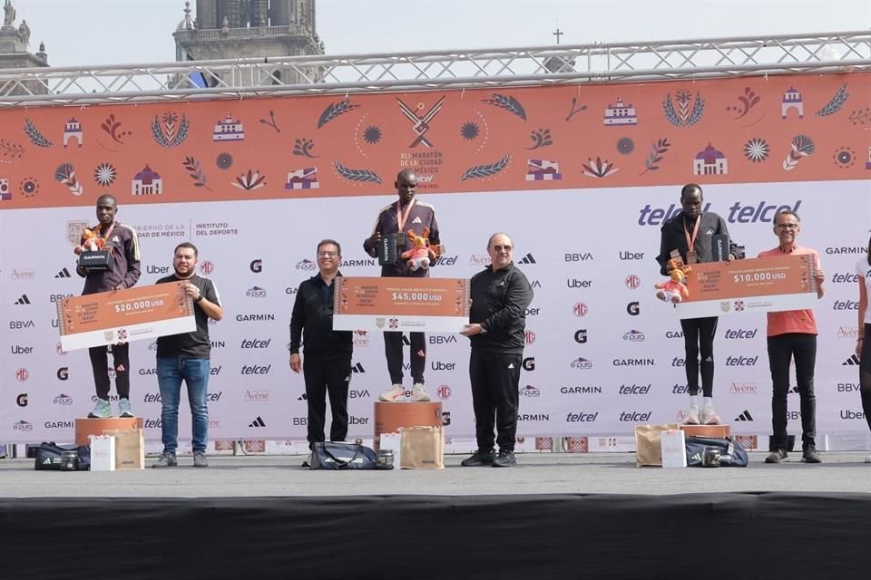 Autoridades y organizadores entregaron el premio a los ganadores.